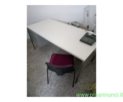 Scrivania per ufficio con sedie e attaccapanni