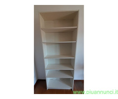 Libreria bianca in legno, sei ripiani