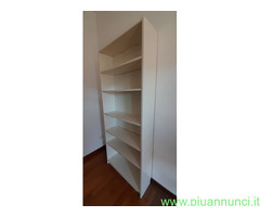 Libreria bianca in legno, sei ripiani
