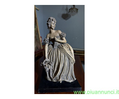 Scultura di dama anni '40 in terracotta patinata