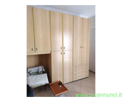 Armadio moderno largo legno chiaro 10 portelli