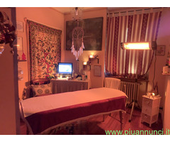 Massaggiatore che esegue massaggi ayurvedici
