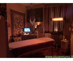 Massaggiatore che esegue massaggi ayurvedici