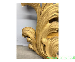 Antica coppia di grandi applique in legno dorato