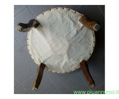 Sgabello basso rotondo antico con struttura in leg