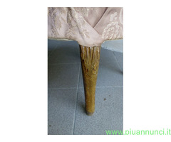 Sgabello basso rotondo antico con struttura in leg