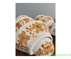 Gruppo di sei applique in ceramica dipinte a mano