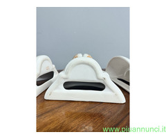 Gruppo di sei applique in ceramica dipinte a mano