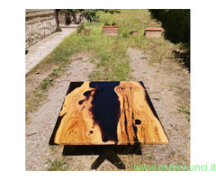 Tavolo legno ulivo e resina epossidica