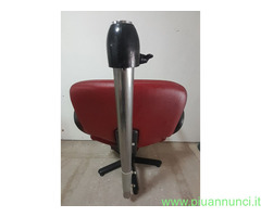Poltrona da parrucchiere rossa, girevole e con sup