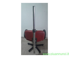 Poltrona da parrucchiere rossa, girevole e con sup