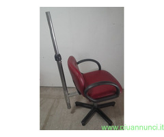 Poltrona da parrucchiere rossa, girevole e con sup