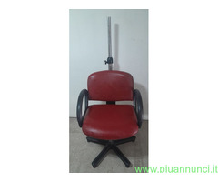 Poltrona da parrucchiere rossa, girevole e con sup