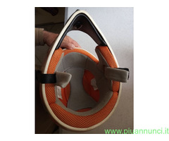 Casco moto stile cross con visiera.