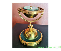 Bussola  vintage in ottone posta su  giunto cardan