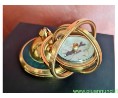 Bussola  vintage in ottone posta su  giunto cardan