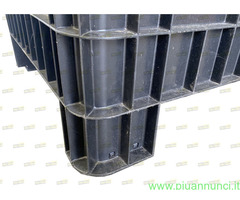 Cassoni o bins in plastica chiusi usati