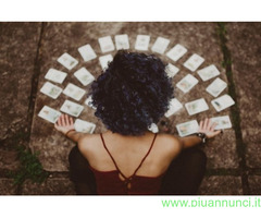 LAURA, LA VOCE CHE LEGGE IL TUO DESTINO.